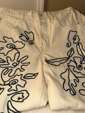 SOLDWe The Free Cream Barrel Jeans with Black Embroidered Flowers Size 30" NWT